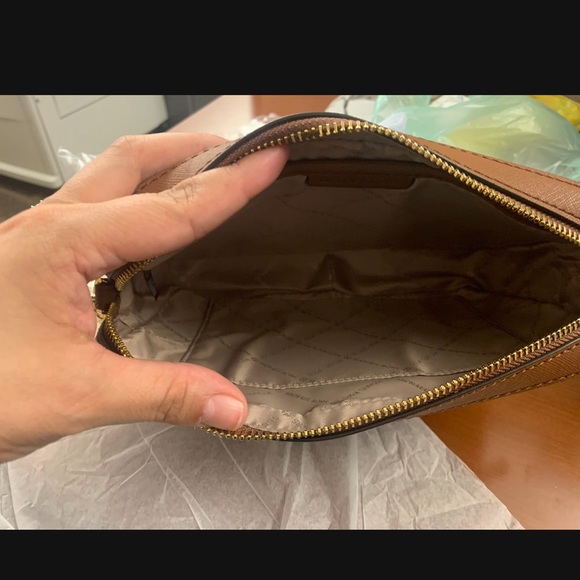 Brand Micheal Kors crossbody - Picture 2 of 4